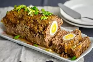 Мясной рулет с яйцами