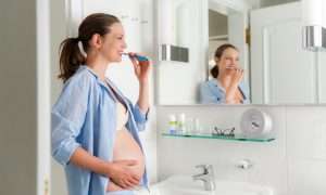 беременная чистит зубы