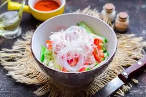 Салат из фунчозы с овощами