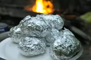 Картофель, запеченный в фольге на мангале