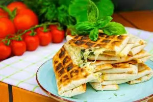 Лаваш с сыром и помидорами на мангале