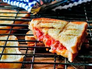 Сэндвичи с помидорами и сыром