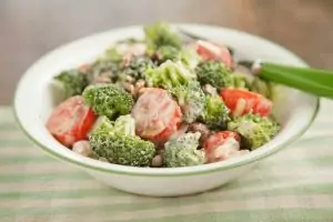 Салат из брокколи с йогуртом и помидорами