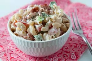 Салат из макарон с йогуртовым соусом