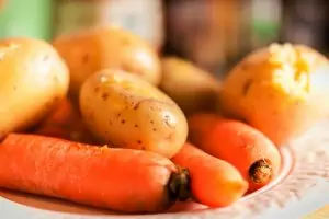Салат с йогуртом, картофелем и вареными яйцами