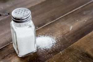 солонка и соль на столе