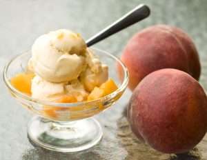 Мороженое без сахара с персиком и рикоттой