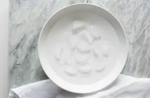 миска со льдом
