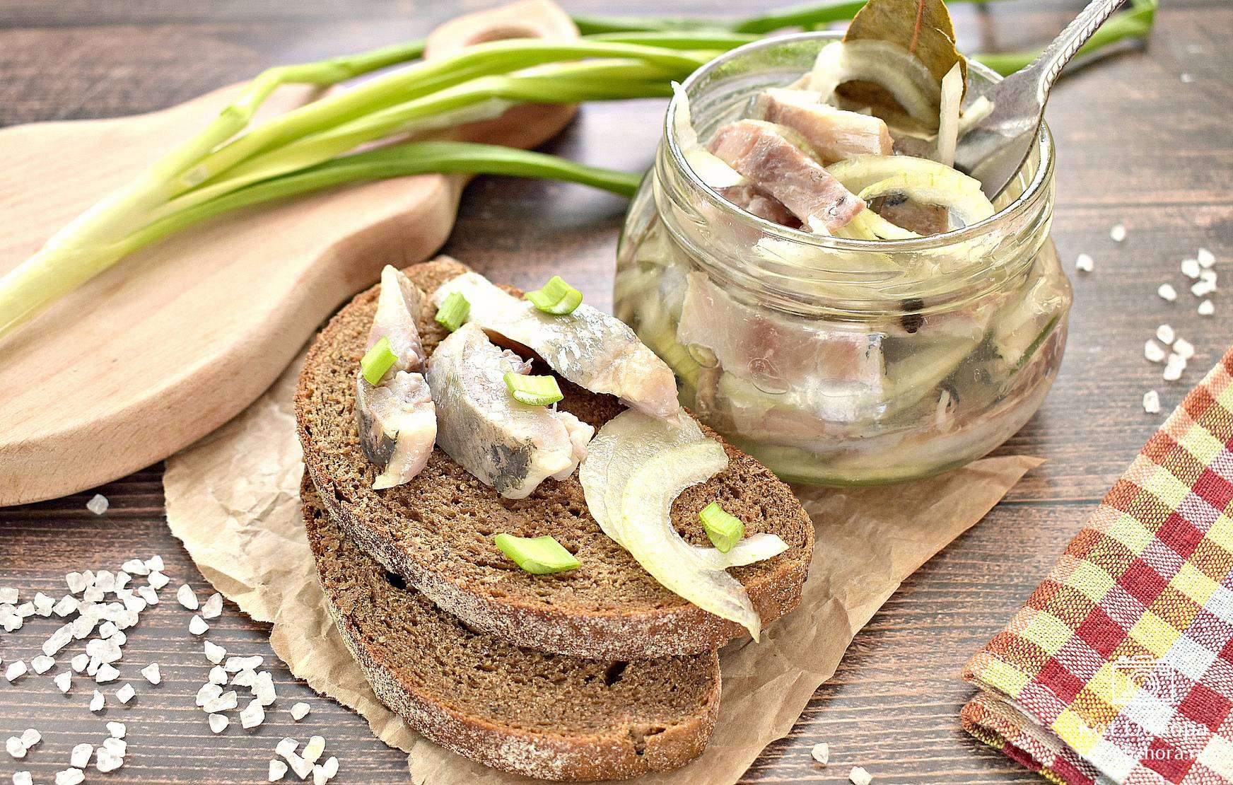 Маринованная сельдь с луком и зернами горчицы