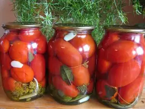 Маринованные помидоры  на зиму с чесноком