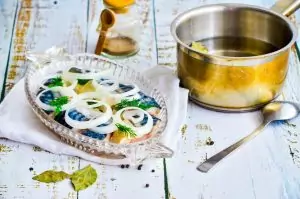 Пряная скумбрия с луком в уксусном маринаде