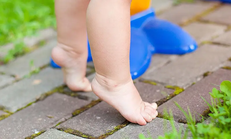 Что делать, если ребенок ходит на носках?