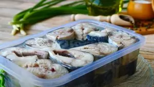 Соленая скумбрия без уксуса под маслом