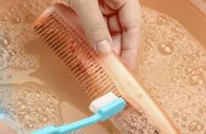 почистить расческу старой зубной щеткой
