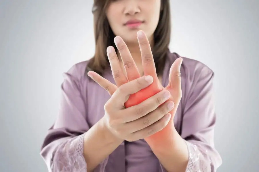 Если немеют пальцы на руках: причины, лечение и профилактика