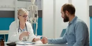 проходит диспансеризацию