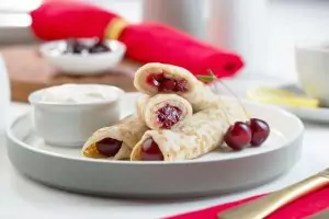 Блины из пшеничной муки с ягодами и вареньем