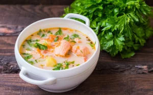 Сливочный суп из корня сельдерея с укропом и красной рыбой
