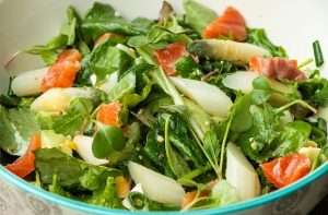 Легкий зеленый салат с лососем и киви