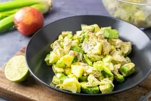 Салат из курицы с авокадо
