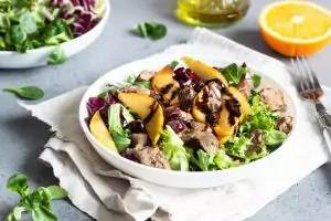 Салат с авокадо и куриной печенью