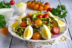Салат с авокадо и яйцами