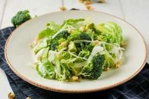 Зеленый салат с орехами