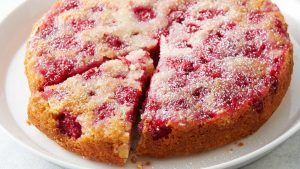 Быстрый пирог на кефире с морожеными ягодами