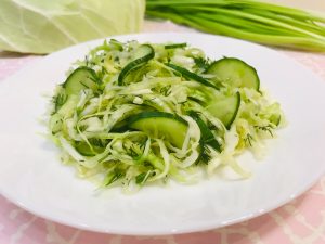 Простой салат из молодой капусты с огурцом