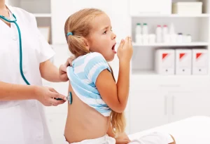 Ребёнок кашляет на приёме у врача