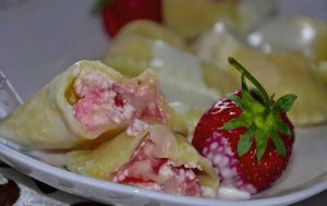 Вареники с клубникой и творогом