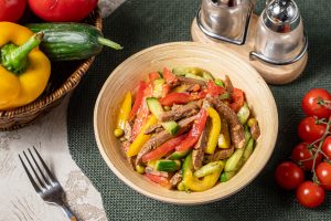 Классический салат с говядиной