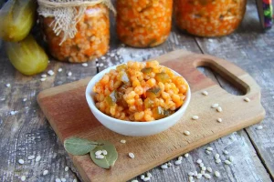Перловка с солеными огурцами на зиму