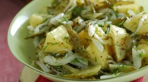 Картофельный салат с солеными огурцами