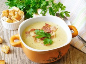 Суп из лесных грибов с беконом
