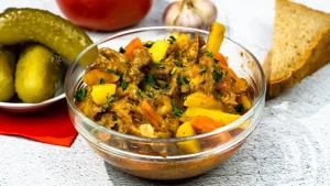 Азу по-татарски с солеными огурцами