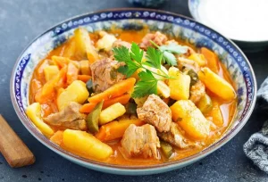 Тушеные овощи с солёными огурцами и томатной пастой